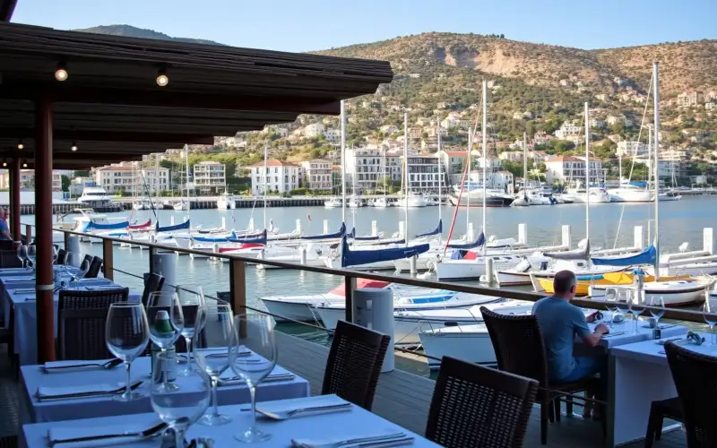 Widok Limassolu z gór Troodos: nowoczesna architektura, marina i winnice w słoneczny dzień