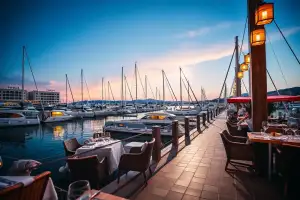 Polacy cieszą się słońcem w Limassol, Cypru, podziwiając malowniczą marinę i nowoczesne winnice